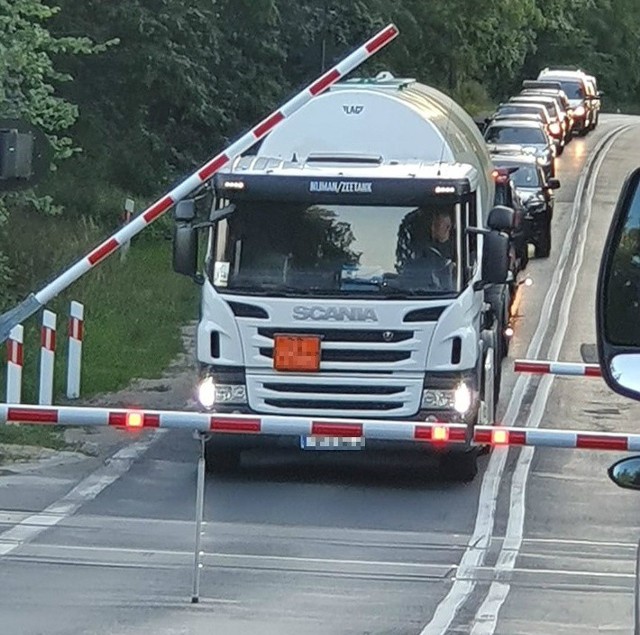 Do niebezpiecznej sytuacji mógł doprowadzić kierowca cysterny, który nie zdążył wyhamować przez przejazdem kolejowym podczas zamykania się rogatek. Do zdarzenia doszło na ulicy Lutyckiej.