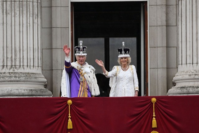 Król Karol III i królowa Camilla pozdrawiają poddanych z balkonu Pałacu Buckingham