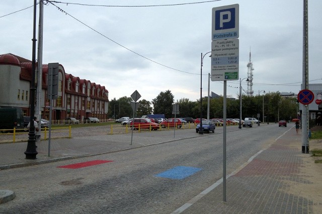 Czerwone i niebieskie oznaczenia na ulicy Młynowej. Tutaj przebiega granica strefy A i B.