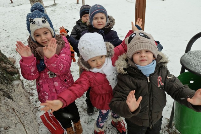 Oliwia, Lenka, Tomek, Dominik, przedszkolaki z Łap wzięły udział w nietypowych zajęciach. Ciepło ubrane poznały las