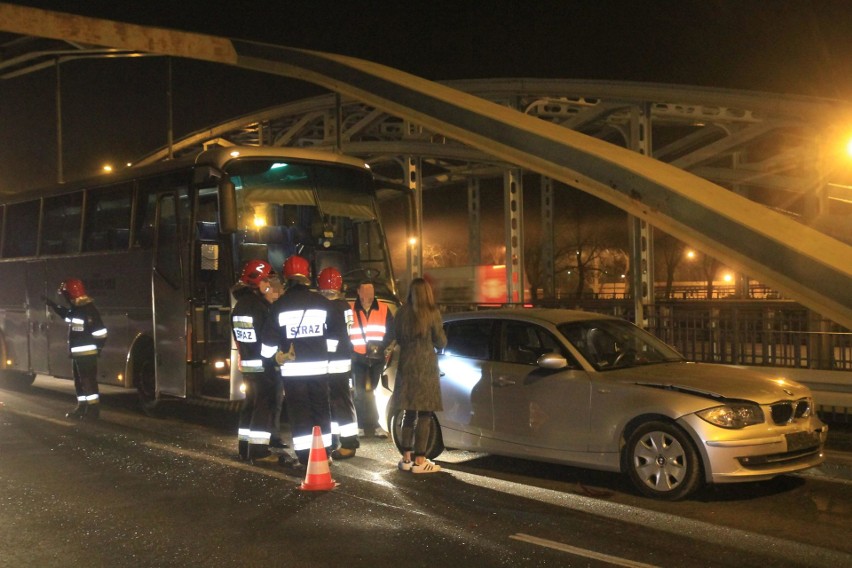 Groźny wypadek na mostach Jagiellońskich. Zderzyły się autobus i trzy auta osobowe 