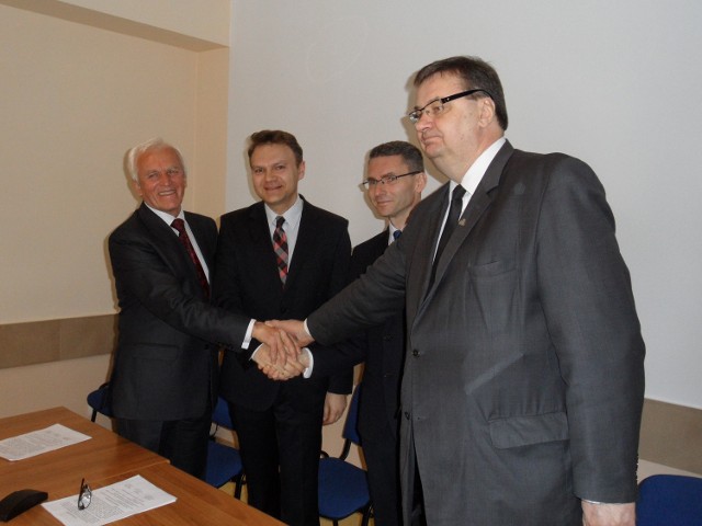 Józef Błaszczeć, Wartur Warzocha, Konrad Głębocki i Szymon Giżyński przypieczętowali porozumienie częstochoskiej prawicy.