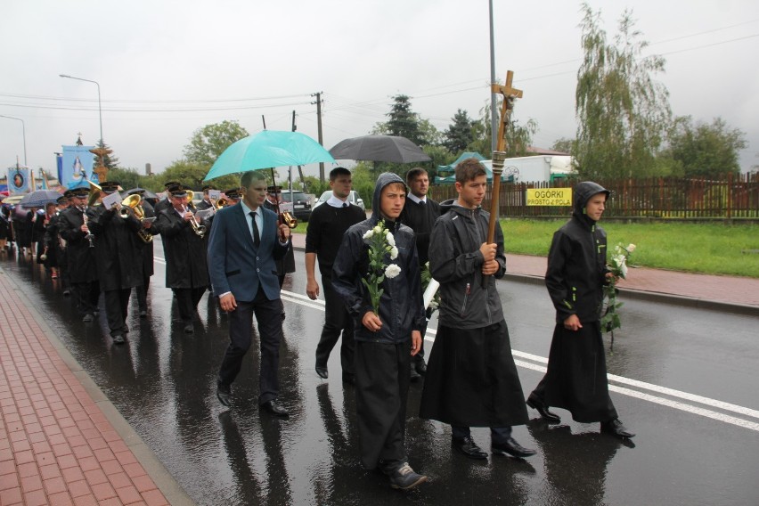 Pogrzeb księdza Józefa Szulika:Setki parafian żegnały byłego proboszcza z Rogoźnej [ZDJĘCIA]