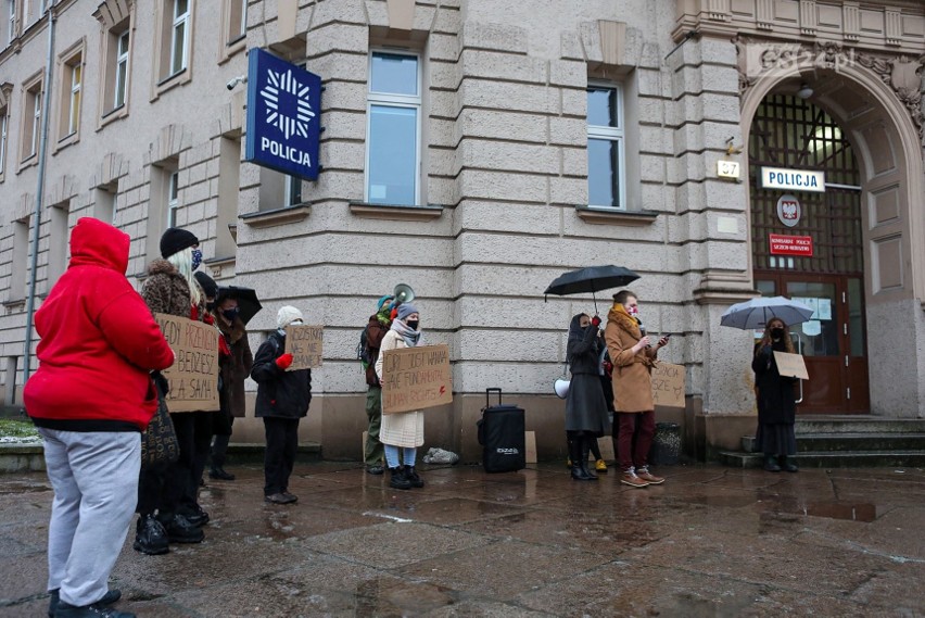 Solidarnie z Dagmarą. Pikieta przed komisariatem policji w...