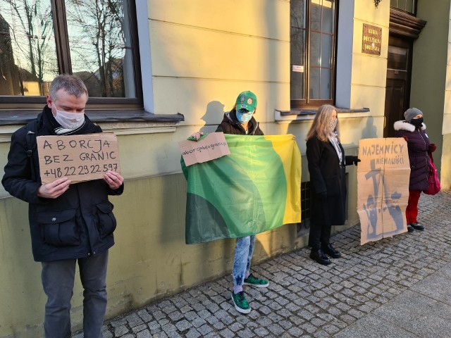 W niedzielę (21.02.2021) w Toruniu odbyła się pikieta pod siedzibą Kurii Diecezjalnej przy ul. Łaziennej. Organizatorem wydarzenia była Toruńska Brygada Feministyczna. Uczestnicy pikiety zapalili pod kurią znicze w intencji ofiar pedofilii. W ostatnim czasie o sprawie pedofilii w kościele znów zrobiło się głośno. Wszystko za sprawą śmierci ks. Dymera, oskarżonego o molestowanie seksualne. Zdaniem Joanny Scheuring-Wielgus odejście duchownego nie zamyka sprawy. W piątek posłanka z Torunia poinformowała o tym, że wysyła zawiadomienie do prokuratury w sprawie tuszowania pedofilii w kościele. Jej zdaniem osoby, które kryły ks. Dymera, powinny stanąć przed sądem.