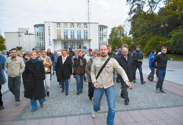 Wycieczka wyruszyła sprzed Teatru Dramatycznego. Spacerowiczów oprowadzał Sebastian Wicher (na zdjęciu na pierwszym planie)