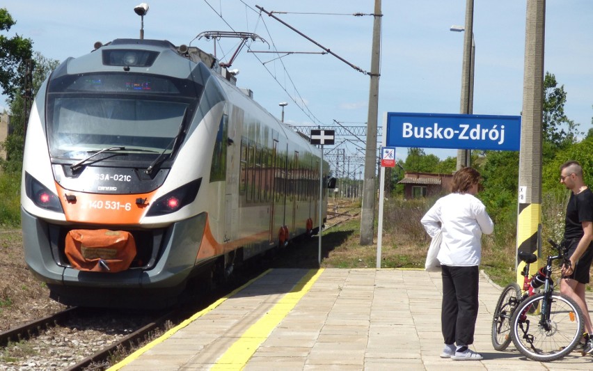 Pociąg na wakacje - w weekendy jeździmy koleją z Kielc do Buska-Zdroju [ZDJĘCIA]
