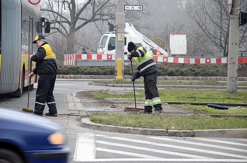 Wrocław: Wykolejenie tramwaju na pl. Dominikańskim (FOTO, OBJAZDY)