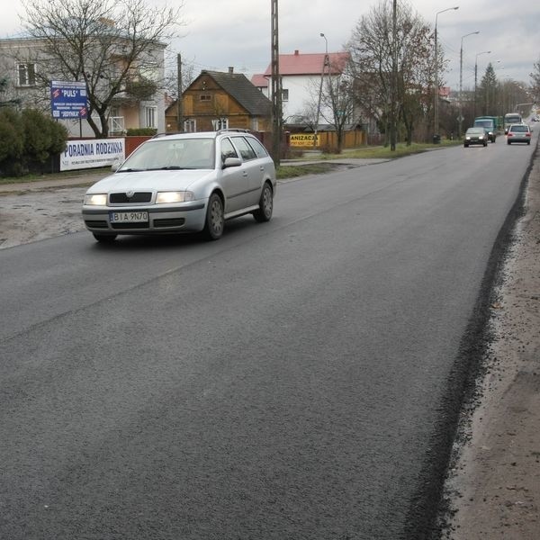 Teraz ulicą Ciołkowskiego jeździ się o wiele lepiej. Drogowcy nie tylko załatali zapadnięty asfalt, ale wylali nową nawierzchnię na odcinku drogi, który był zniszczony.