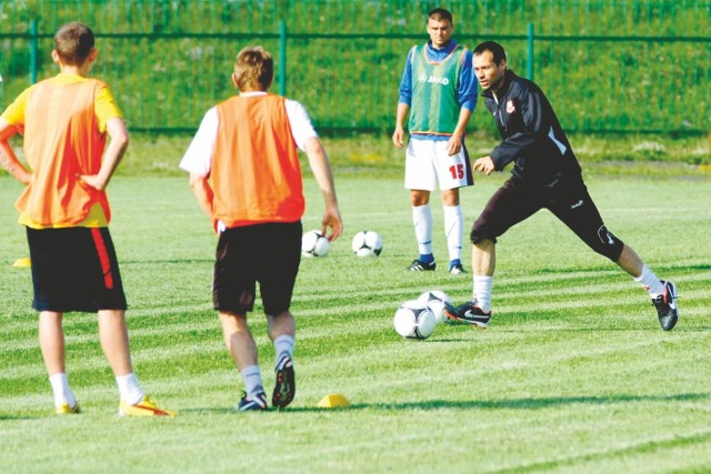 Trener Mariusz Pawlak ( w czarnym dresie) na treningach stara się sam demonstrować określone zachowania na boisku