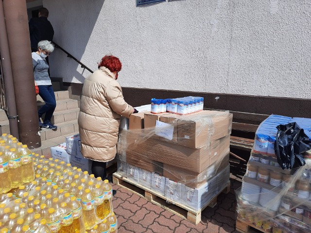 Z Radomskiego Banku Żywności do białobrzeskiej siedziby &quot;Koalicji dla Młodych&quot; już przyjechała żywność. teraz są szykowane paczki, w najbliższy wtorek mają być dostarczane do potrzebujących.