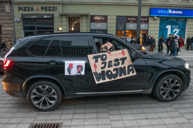 16 listopada to kolejny dzień, gdy w całej Polsce odbywają się akcje związane ze Strajkiem Kobiet. Także w powiecie poznańskim są plany, by zamanifestować swoją niezgodę na decyzję Trybunały Konstytucyjnego w sprawie zaostrzenia prawa aborcyjnego. - Ruszamy z kolejnym wyjazdem na ulice powiatu - nasz protest będzie mieć formułę przejazdu samochodami - informują uczestnicy. Przejdź do następnego zdjęcia ------->