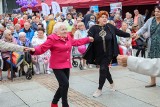 Katowicki Dzień Seniora na rynku przyciągnął tłumy. Tańce, koncerty i integracja - tak bawią się seniorzy! Zobacz zdjęcia i wideo