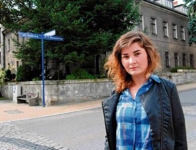 Paulina Kaszuba z Chrzanowa przyznaje, że nie wie, kim był Henryk patronujący głównej alei w jej mieście. Obiecuje jednak, że nadrobi braki... FOT. MAGDALENA BALICKA