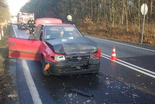 Do zderzenia dwóch samochodów osobowych doszło około godz. 13 przed przejazdem kolejowym w Jełowej (gminie Łubniany).