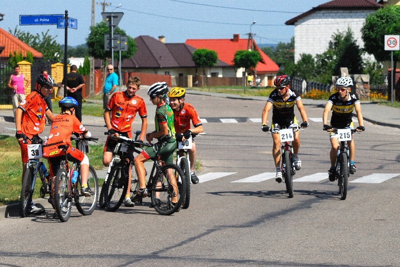 Starty kolarzy MTB w Różanie