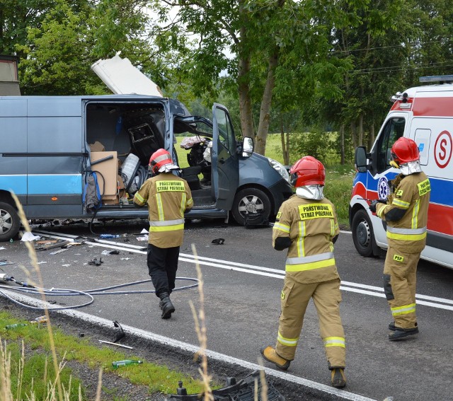Bytowscy policjanci wyjaśniają okoliczności wypadku, do którego doszło wczoraj na drodze krajowej nr 20 pomiędzy Mokrzynem a Łąkie. Jak wstępnie ustalili pracujący na miejscu wypadku mundurowi kierujący pojazdem Renault, najprawdopodobniej wykonywał manewr wyprzedzania w miejscu zabronionym i zderzył się czołowo z ciężarowym Dafem.