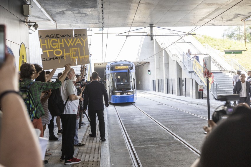 Kraków. Trasa Łagiewnicka już otwarta, ale bez autobusów i z tramwajem do połowy drogi. Aktywiści protestowali [ZDJĘCIA]