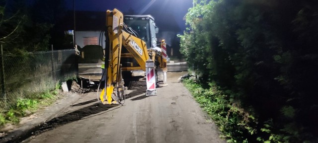 "Tak wygląda zamknięcie ulicy Leśnej od ulicy Krótkiej. Koparka zastawia wjazd. Brak jakiegokolwiek oznakowania i wytyczenia objazdu" - relacjonują mieszkańcy.