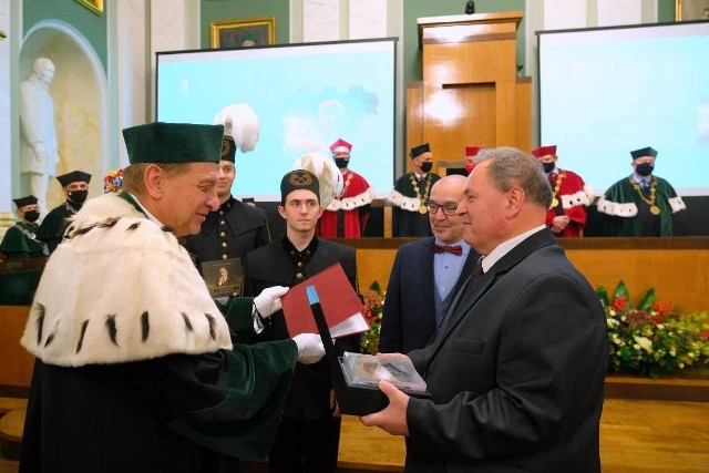 Prof. Jacek Lipok odbiera nagrodę z rąk rektora AGH prof. Jerzego Lisa