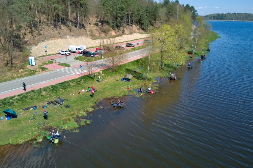 Młodzi wędkarze z całej Polski przyjechali nad zalew w Brodach. Złowili aż 400 kilogramów ryb, które... wróciły do wody. Zobacz zdjęcia 