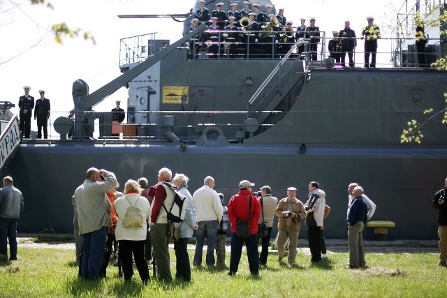 Rosyjska orkiestra grała na pokładzie, gdy okręt dobijał do świnoujskiej nabrzeża.