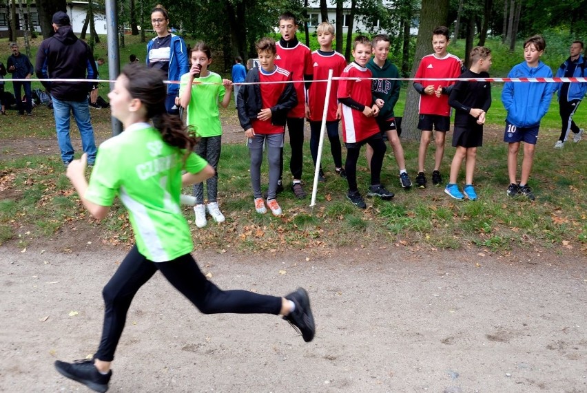 Mistrzostwa powiatu człuchowskiego w sztafetowych biegach przełajowych. Wygrywały SP nr 1 z Człuchowa, SP Przechlewo oraz ZSS Człuchów