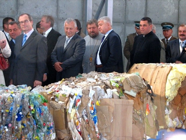 Goście podczas otwarcia Zakładu Gospodarowania Odpadami w Hajnówce z zainteresowaniem oglądali sprasowane śmieci