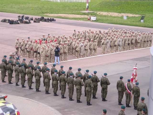 Zolnierze wracają z AfganistanuKolejni polscy zolnierze wrócili do kraju z misji w Afganistanie.