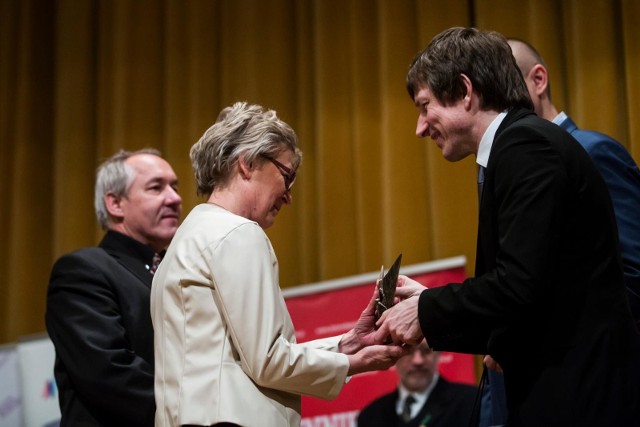 Krystyna i Bronisław Stochowie odbierają statuetkę Asa numer 1 w imieniu syna Kamila podczas piątkowej gali w auli AWF Kraków