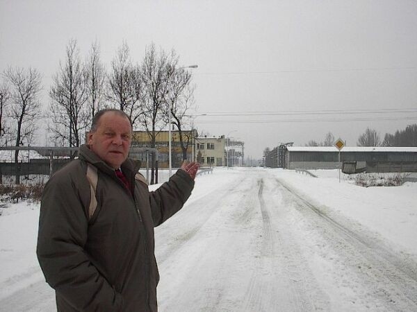 Przewodniczący Rady Miasta Wojciech Kotasiak pokazuje ulicę,...