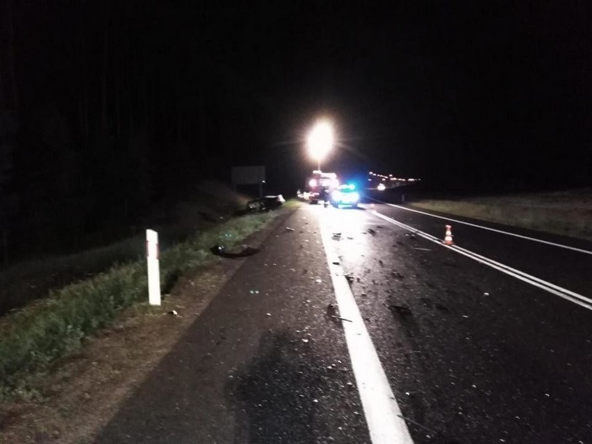 Usiłując na zakręcie wyminąć volkswagena, na podwójnej linii...