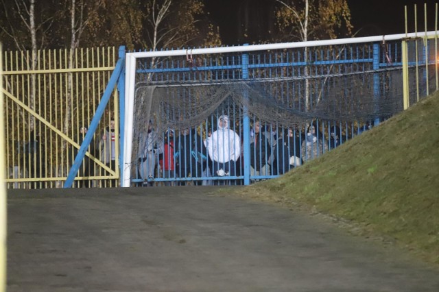 Kibice Ruchu Chorzów podczas meczu z Górnikiem II Zabrze odpalili race  Zobacz kolejne zdjęcia. Przesuwaj zdjęcia w prawo - naciśnij strzałkę lub przycisk NASTĘPNE