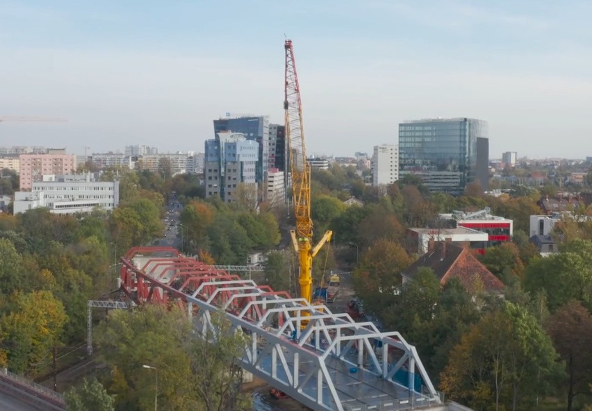 Nad ulicą Robotniczą rośnie wielki wiadukt trasy na Nowy Dwór. Montowane są kolejne kratownice (ZDJĘCIA)