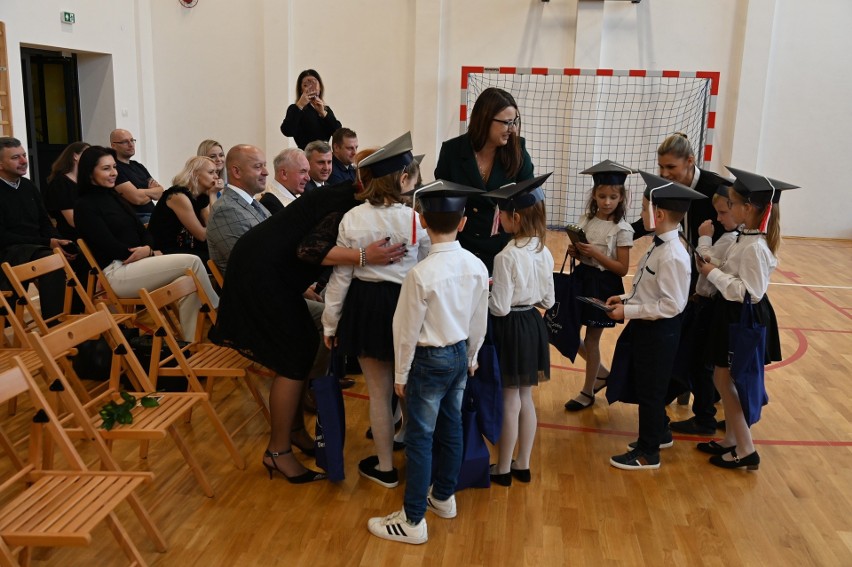 Uroczyste ślubowanie pierwszoklasistów w Szkole Podstawowej w Niestachowie, w gminie Daleszyce. Zobaczcie zdjęcia