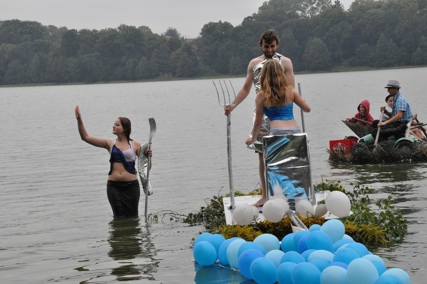 Dzielny Tuchomski Neptun w towarzystwie dwóch pięknych i...