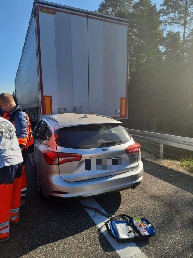 Groźny wypadek na S7. Samochód osobowy zderzył się z ciężarówką w Ostojowie. Jedna osoba ranna, droga była zablokowana