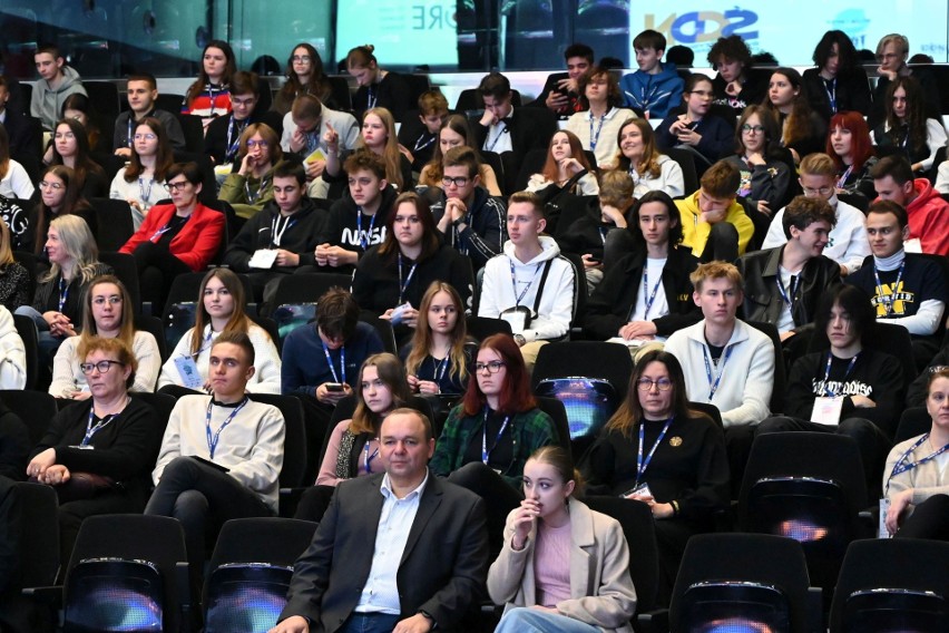 Zachęcali młodzież, by zostawała w regionie. Ważne rozmowy na konferencji w Targach Kielce. Zobaczcie zdjęcia i film