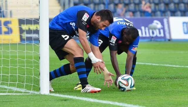 Bernardo Vasconcelos (z lewej) i Jorge Kadu po golu na 1:2 zdobytym przez Vasco.