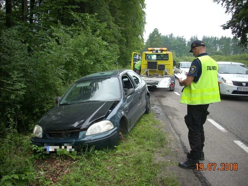 Przy drodze krajowej nr 11 między Koszalinem a Mścicami ktoś...