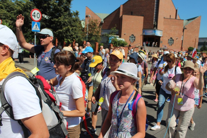 Chrzanów. Pielgrzymi w drodze na Jasną Górę. Przed nimi ostatnie 50 km  [ZDJĘCIA]