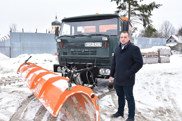 Wojciech Drzymała, dyrektor Miejskiego Zakładu Usług Komunalnych: - W terenie dzień i noc przez ostatni tydzień są trzy pługopiaskarki i dwa traktory, do tego 40 osób