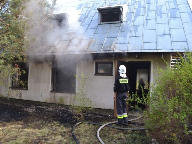 Akcja gaszenia pożaru w Tuszynach trwała 2,5 godziny. Jeden z wozów strażackich dwa razy dowoził wodę