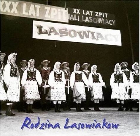 Na tym archiwalnym zdjęciu Zespół Pieśni i Tańca Lasowiacy na scenie Zakładowego Domu Kultury, teraz Miejskiego.