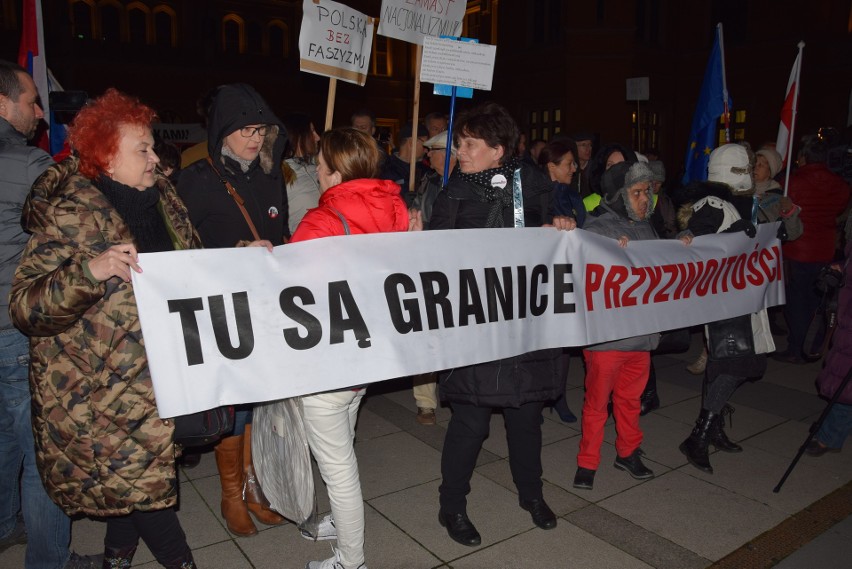 Antyfaszystowska manifestacja przed Dworcem PKP, 18.11.2017.