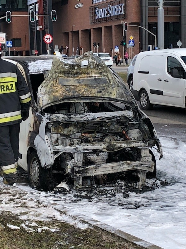 Pożar samochodu przy Castoramie w Gdańsku