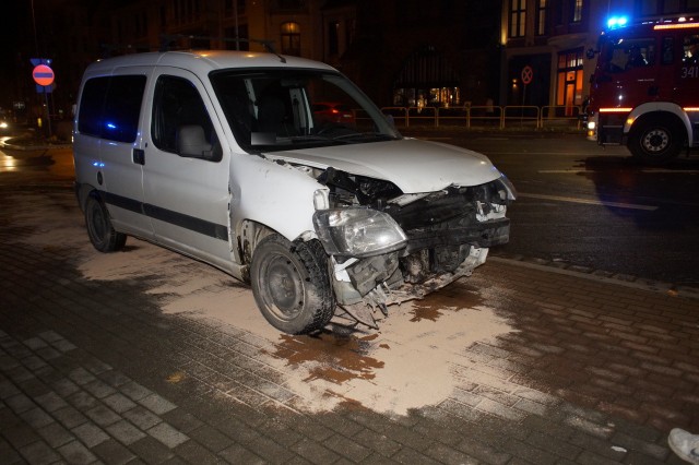 Dzisiaj (12 listopada) na skrzyżowaniu ulic Tuwima i Anny Łajming w Słupsku, doszło do zdarzenia drogowego z udziałem dwóch samochodów osobowych. Jedna osoba trafiła do szpitala.