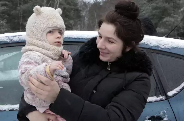 Victoria z mamą Pauliną Turkiewicz-Radzikowską podczas biegu parkrun "Biegniemy dla Victorii"