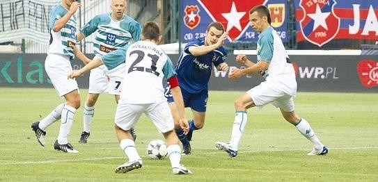 We wrześniu Jacek Manuszewski (nr 7 na spodenkach) grał przeciwko Pawłowi Brożkowi i Wiśle Kraków. Wiosną mógł występować w barwach Chojniczanki, ale wybrał opcję gry w Rumi.