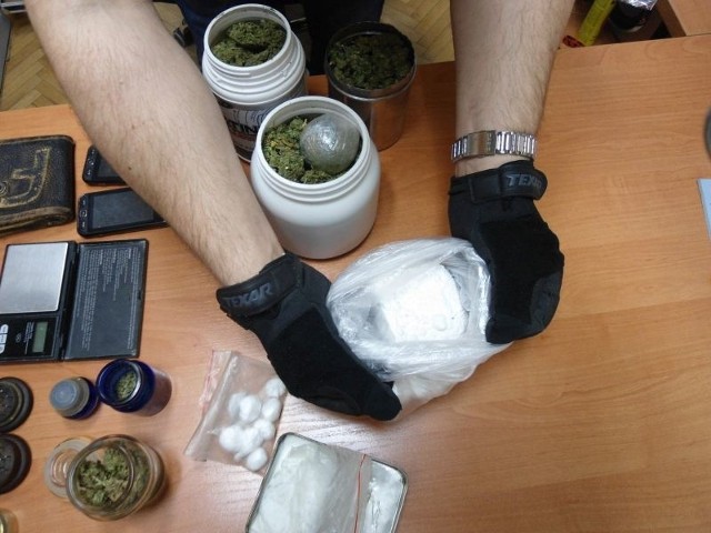 Ponad pół kilograma narkotyków znaleźli policjanci  w jednym z mieszkań w Zielonej Górze.
